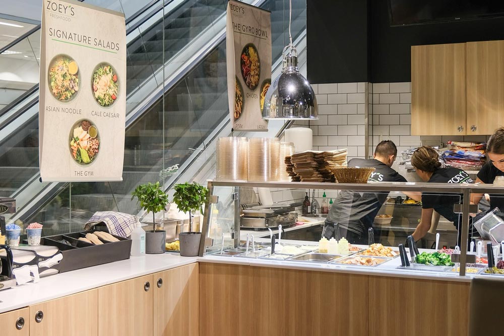 Zoey's Fresh Food restaurang med sittplatser och logotyp vid entrén i Stockholm