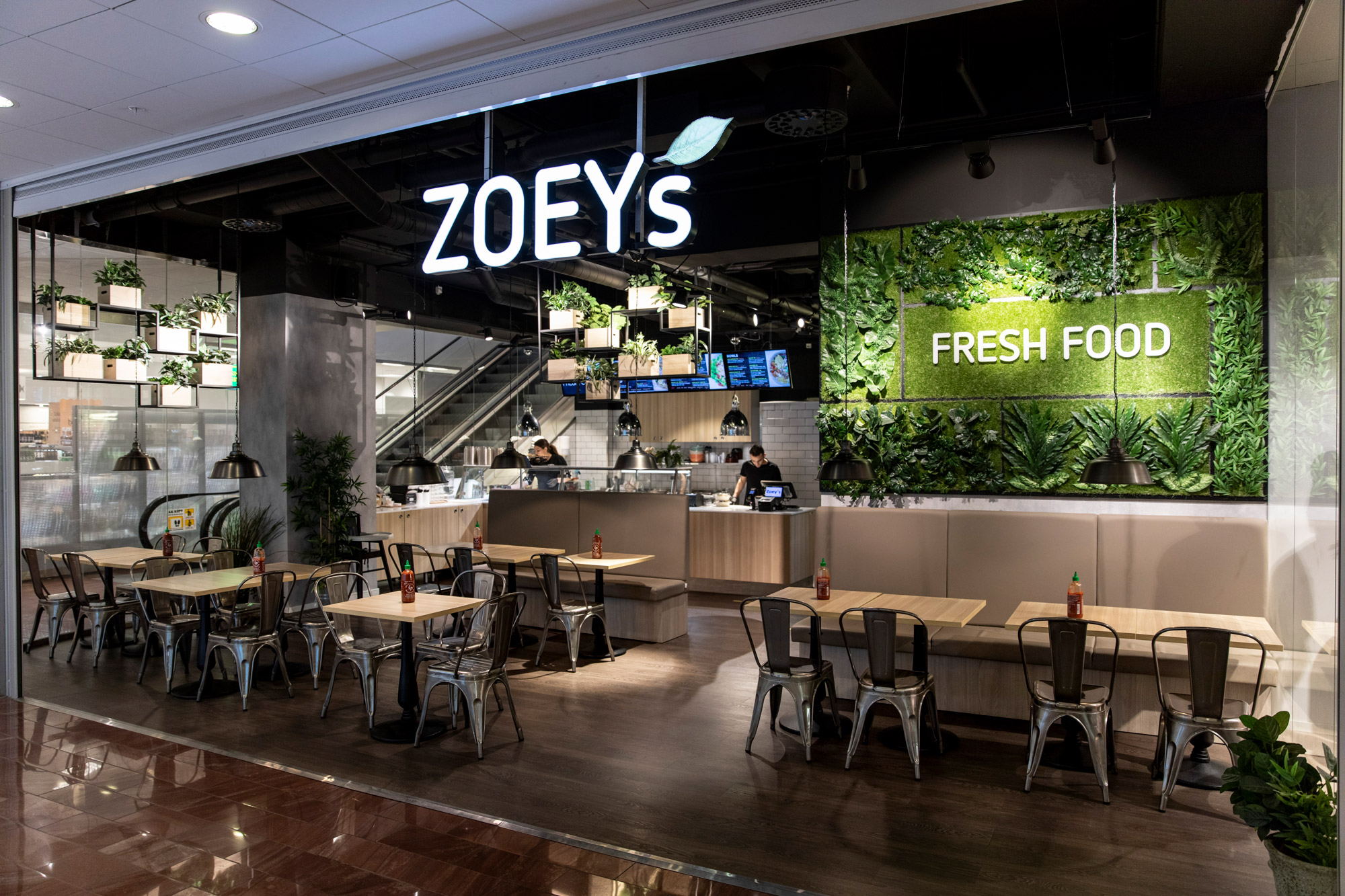 Zoey's Fresh Food restaurang med sittplatser och logotyp vid entrén i Stockholm